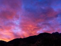 Rotglühende Morgenwolken am Himmel